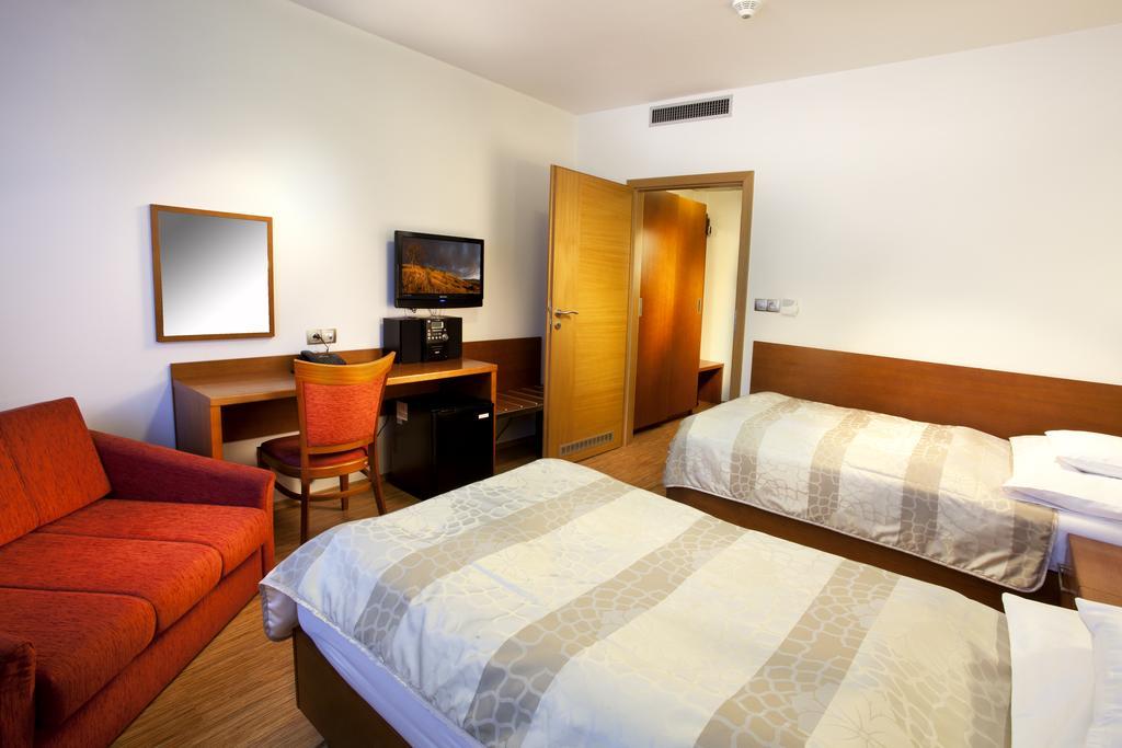 Garni Hotel Celnice Breclav Exterior photo